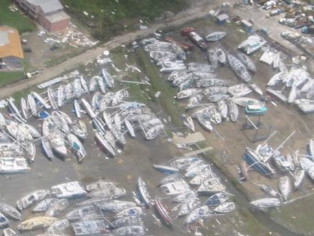 Es scheint definitiv, dass unser Schiff den Hurrikan mehr oder weniger unbeschadet überstanden hat. Morgen Mittwoch fliegt ein Experte unserer Versicherung nach Grenada um die Schäden zu inspizieren. Dann wissen wir es ganz genau. Wir sind aber sicher, unsere Pläne ohne grosse Änderungen zu realisieren, d.h. Ende Januar 2005: Pazifik.